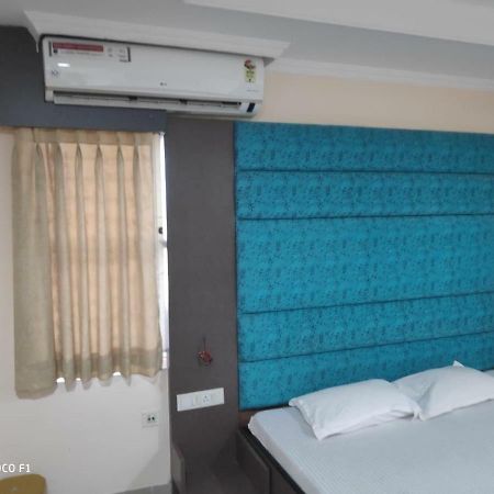 Saraswati Retreat Hotel บูบันเนสชวาร์ ภายนอก รูปภาพ